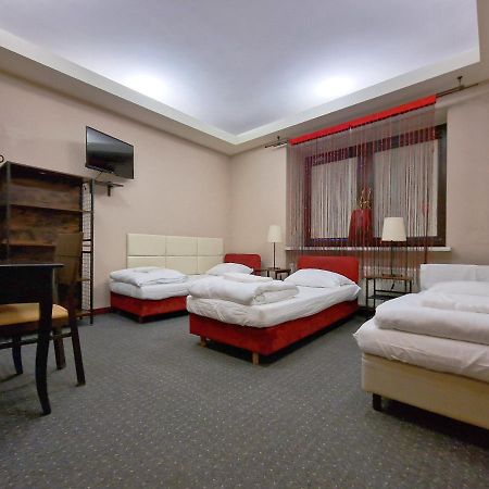 Helvetia Plus B&B - Private Rooms And Apartments Warschau Exterior foto