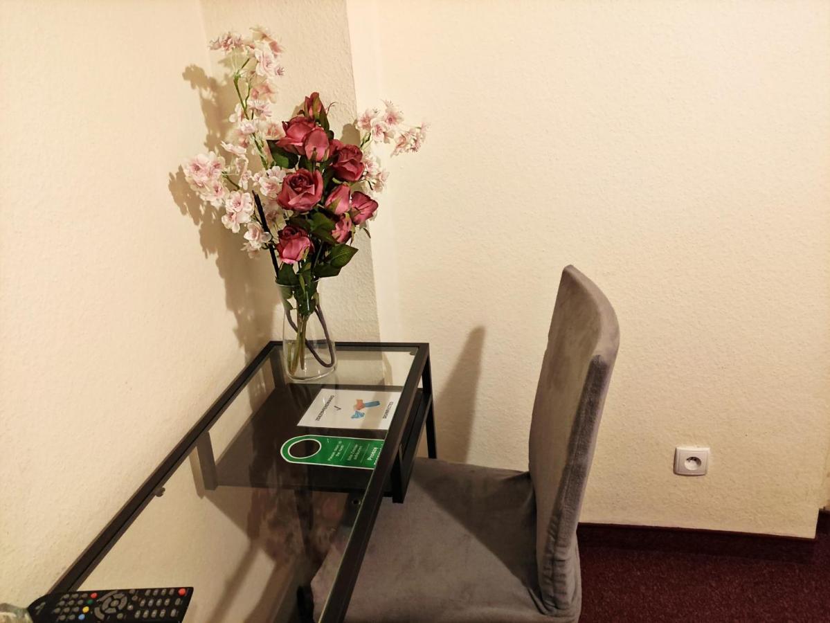 Helvetia Plus B&B - Private Rooms And Apartments Warschau Exterior foto
