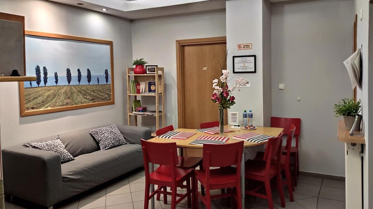 Helvetia Plus B&B - Private Rooms And Apartments Warschau Exterior foto