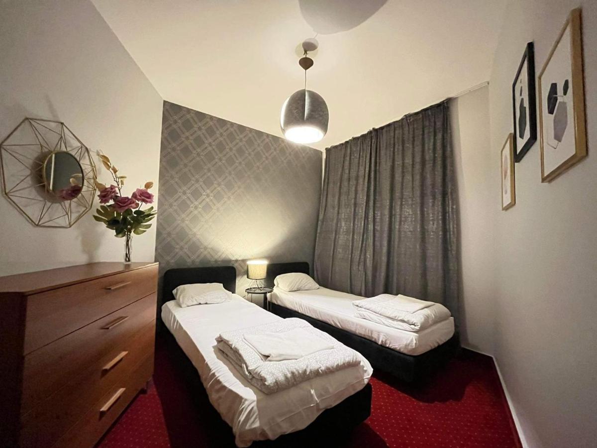 Helvetia Plus B&B - Private Rooms And Apartments Warschau Exterior foto