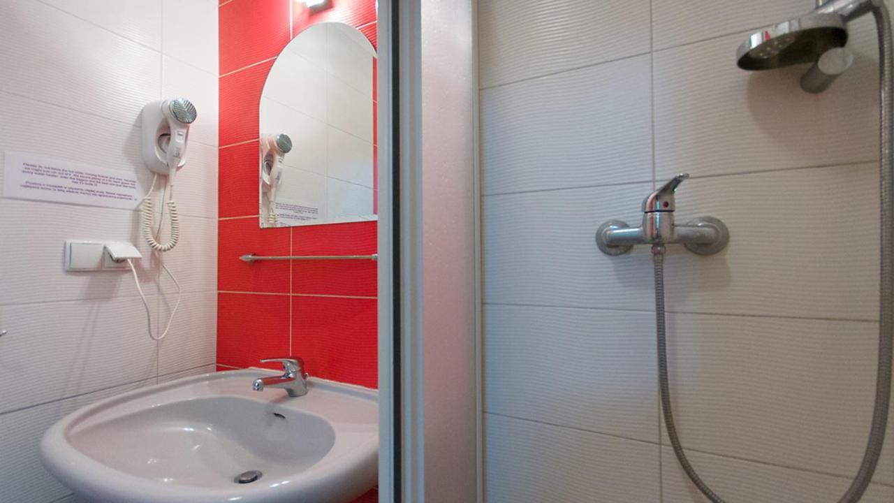 Helvetia Plus B&B - Private Rooms And Apartments Warschau Exterior foto