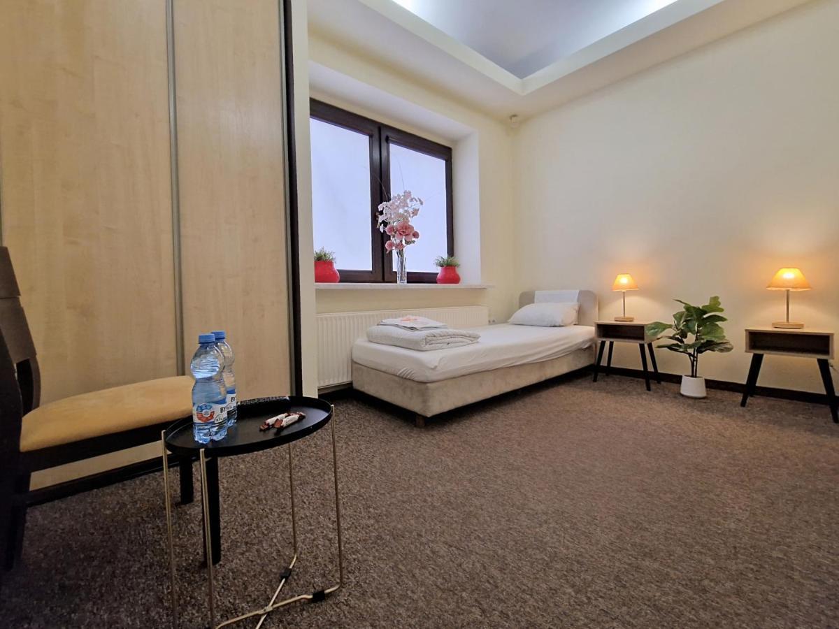 Helvetia Plus B&B - Private Rooms And Apartments Warschau Exterior foto