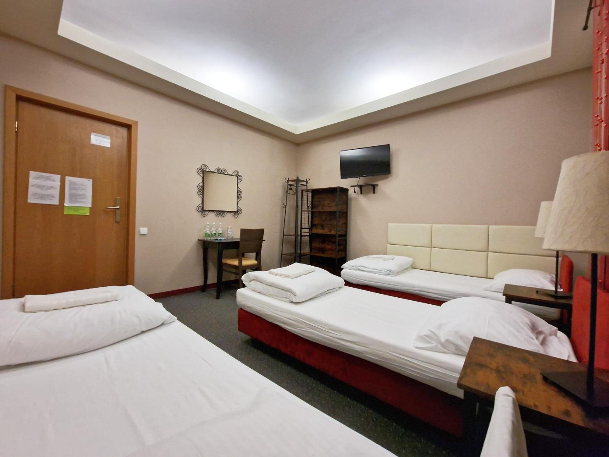Helvetia Plus B&B - Private Rooms And Apartments Warschau Exterior foto